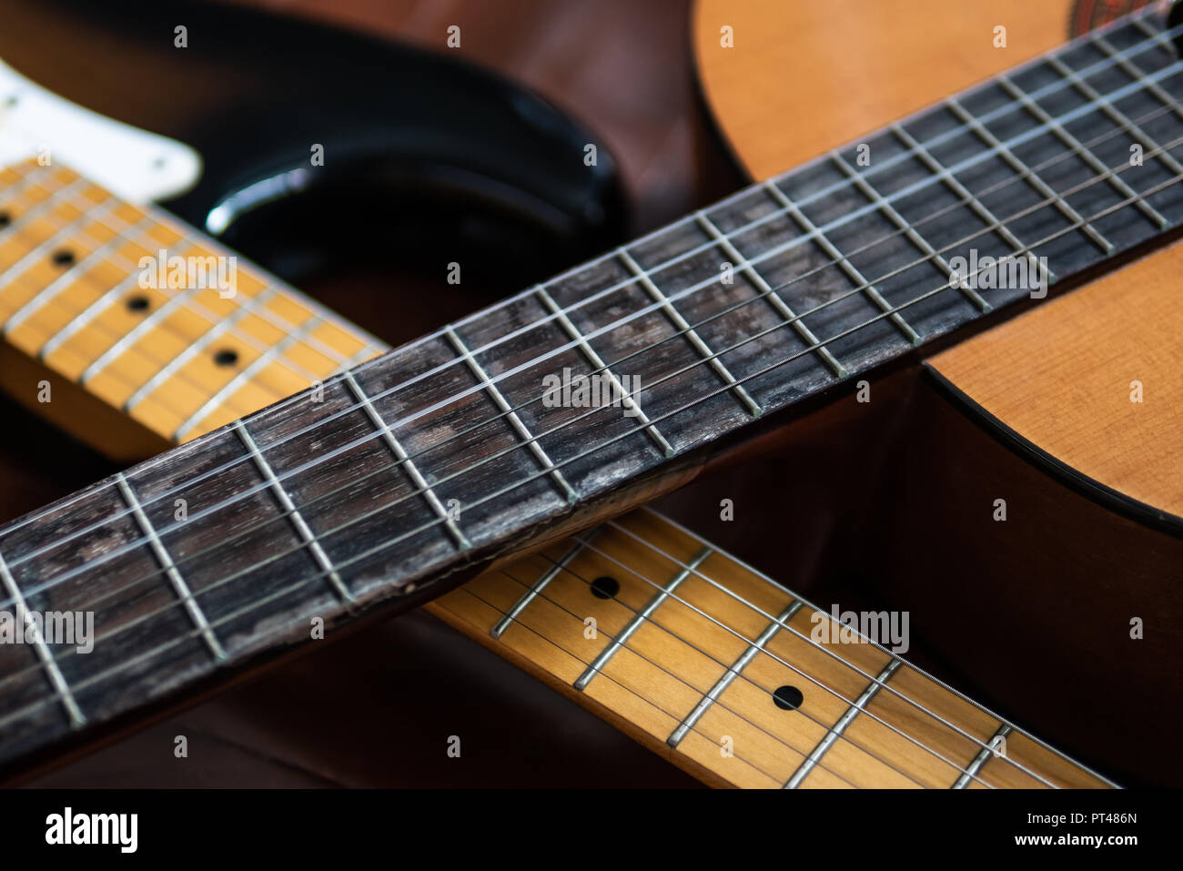 Klassische Gitarre und E-Gitarre Hals Stockfoto
