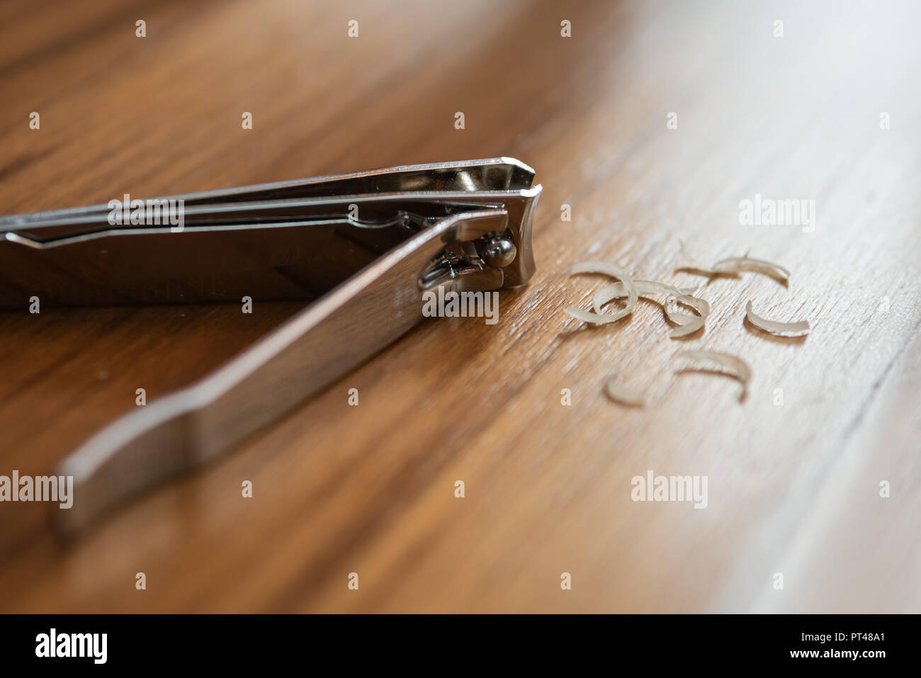 Nagelknipser auf Holztisch Stockfoto