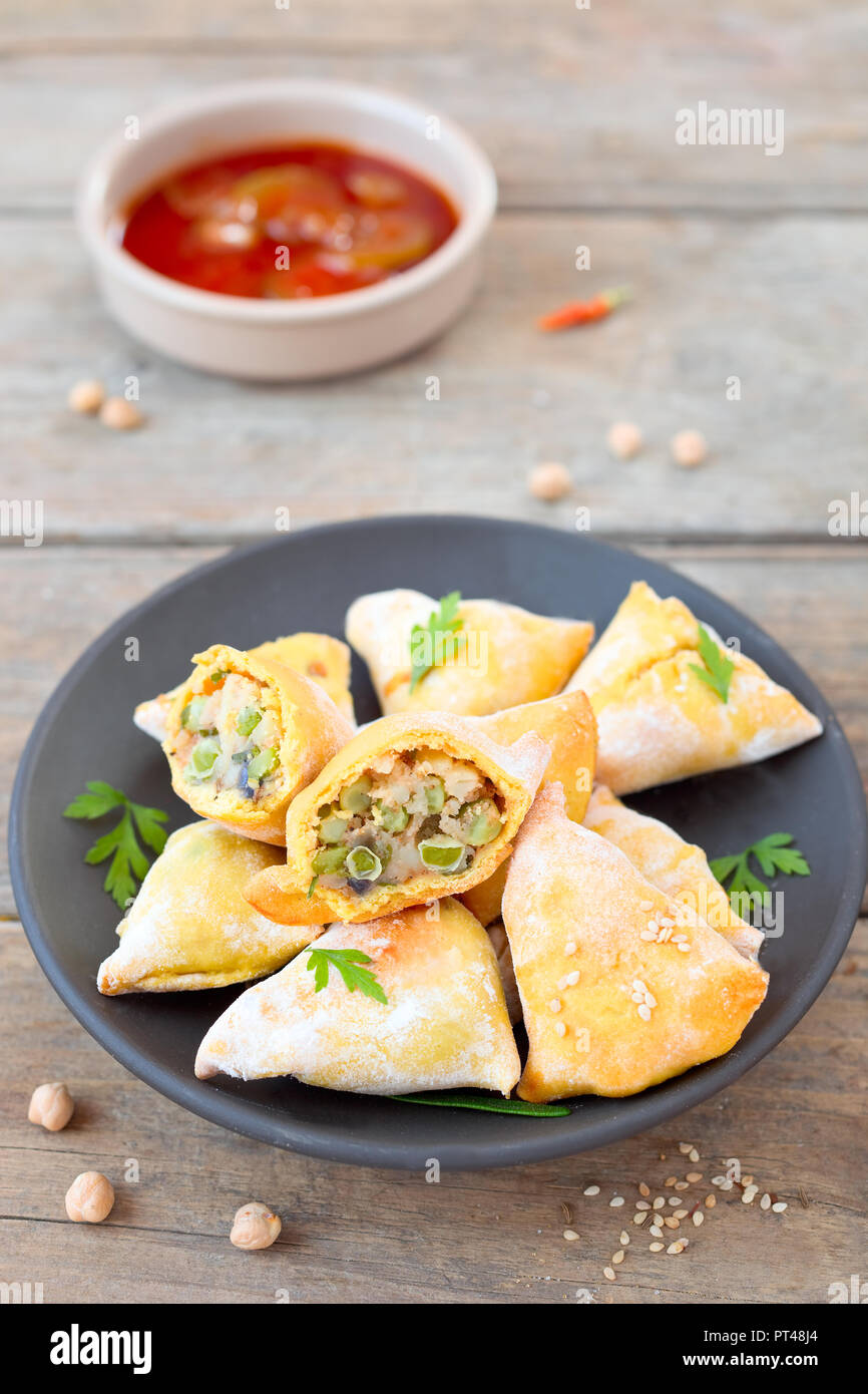 Vegetarische indische Samosas. Stockfoto