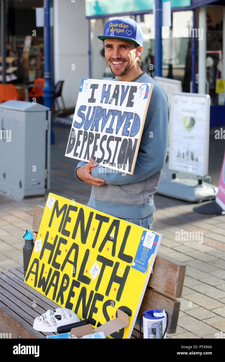 Eine Gruppe inszeniert eine Aufklärungskampagne in Bognor Regis Hervorhebung Depression und psychische Gesundheit Bewusstsein. UK. Stockfoto
