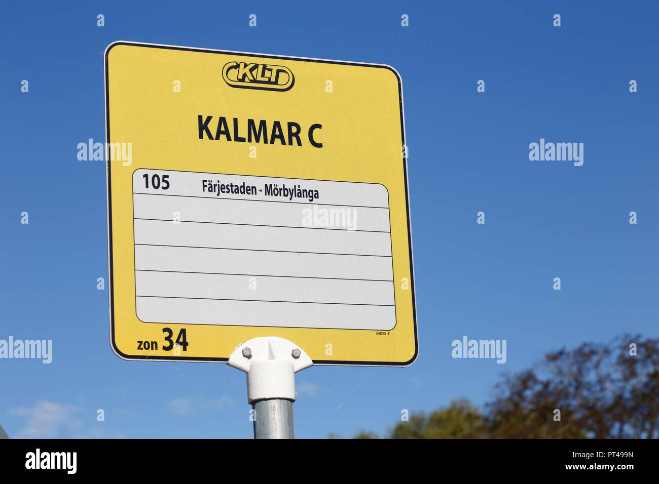 Kalmar, Schweden - 22. August 2017: gelben Bus stop-Schild für den öffentlichen transportatin in der Kalmar County, an der zentralen Station mit Reiseziele auf Stockfoto
