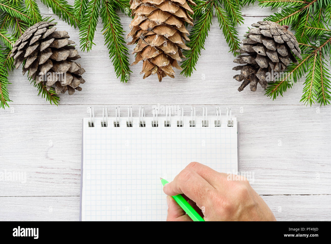 Hintergrund des neuen Jahres. Weihnachten Komposition. Schreiben an das Notebook für das kommende Jahr Stockfoto