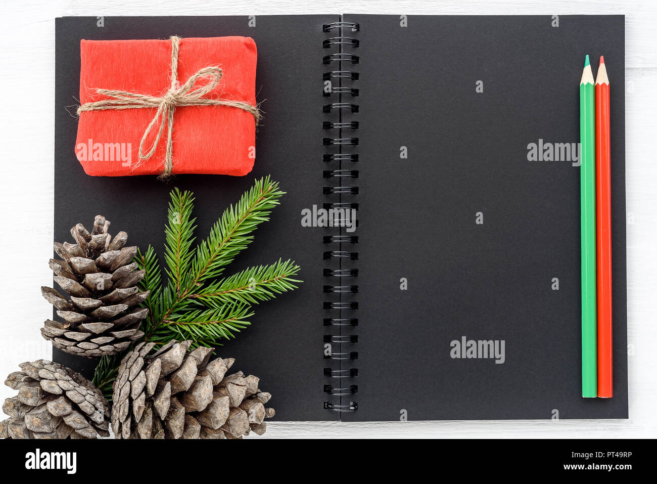 Weihnachten und neues Jahr Dekorationen - Leere öffnen Notebook, Geschenke, Kegel und Weihnachtsbaum Stockfoto