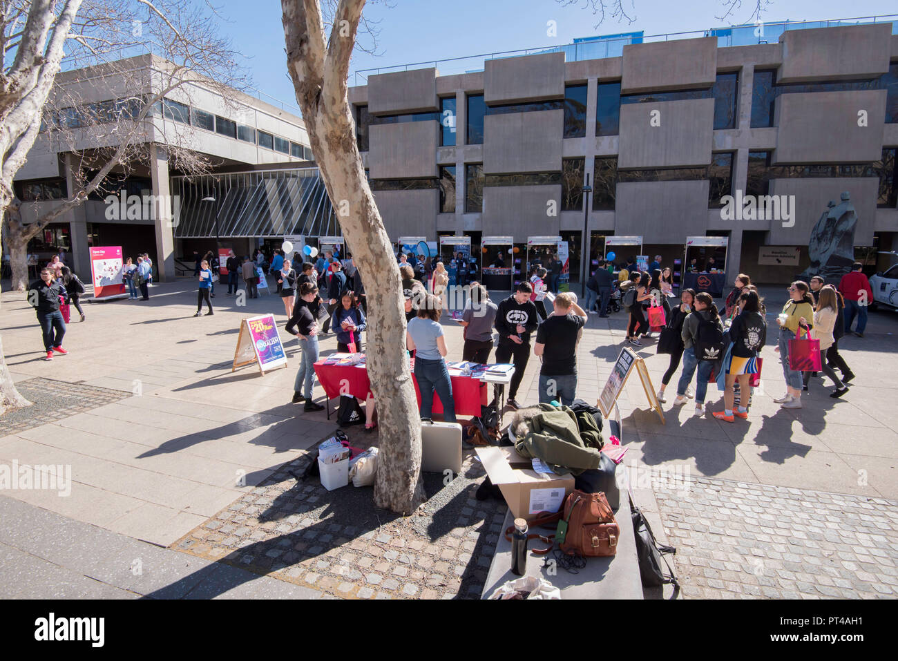 Menschen zu Fuß entlang Wally's Walk, nach dem Architekt und Uni Planer Dr. Walter V Abraham, an der Macquarie Universität Tag der Offenen Tür im Jahr 2018 benannt Stockfoto