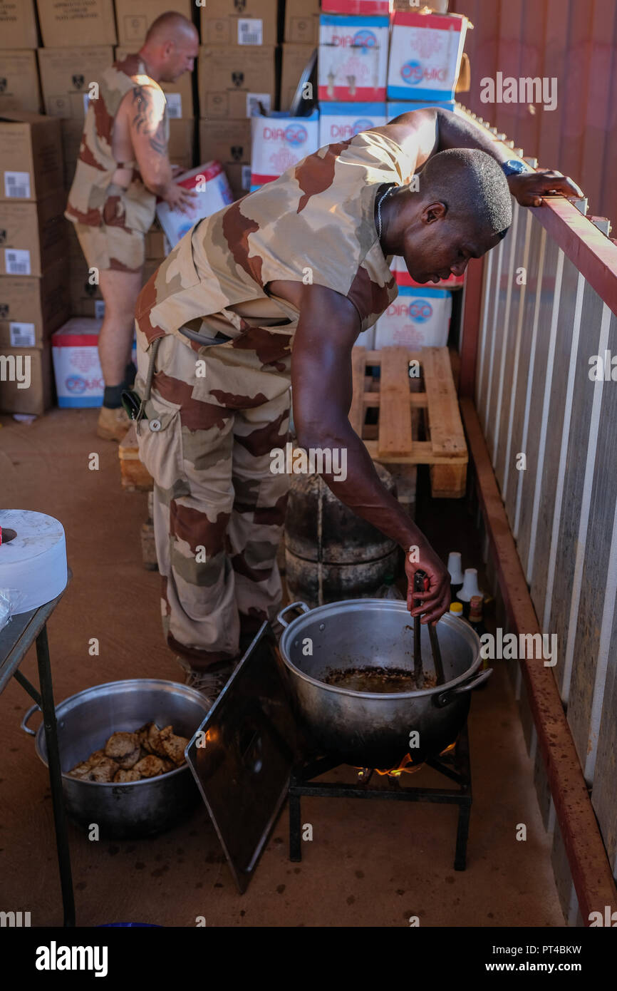 Gao im französischen Basis in Mali ist die größte der Barkhane externen Betrieb. Es ist von dieser Basis, dass die Operationen gegen terroristische bewaffneten Gruppen ins Leben gerufen. Gao - Mali - August 2018. La base française de Gao au Mali est la plus importante de l'Opération extérieure Barkhane. C'est depuis cette Emprise que les opérations sind lancées contre les Gruppen armés terroristes.. Gao - Mali - août 2018. Stockfoto