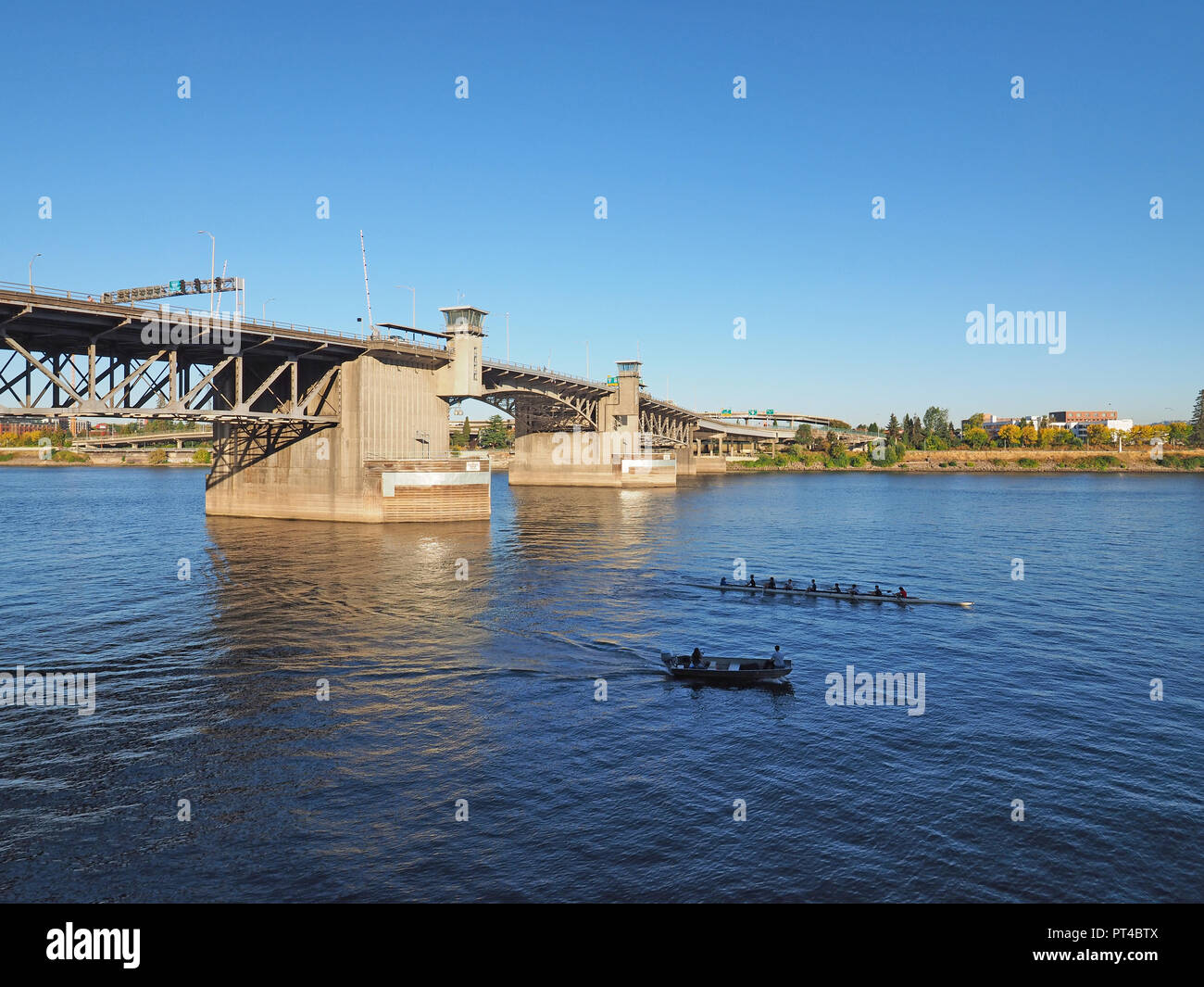 Portland, Oregon Morrison Brücke über den Willamette River an einem klaren, wolkenlosen Nachmittag. Stockfoto