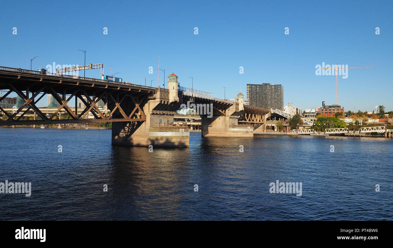 Portland, Oregon Burnside Bridge über den Willamette River an einem klaren, wolkenlosen Nachmittag. Stockfoto