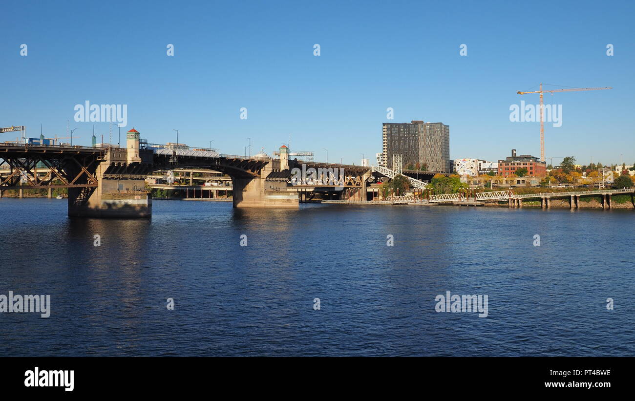 Portland, Oregon Burnside Bridge über den Willamette River an einem klaren, wolkenlosen Nachmittag. Stockfoto