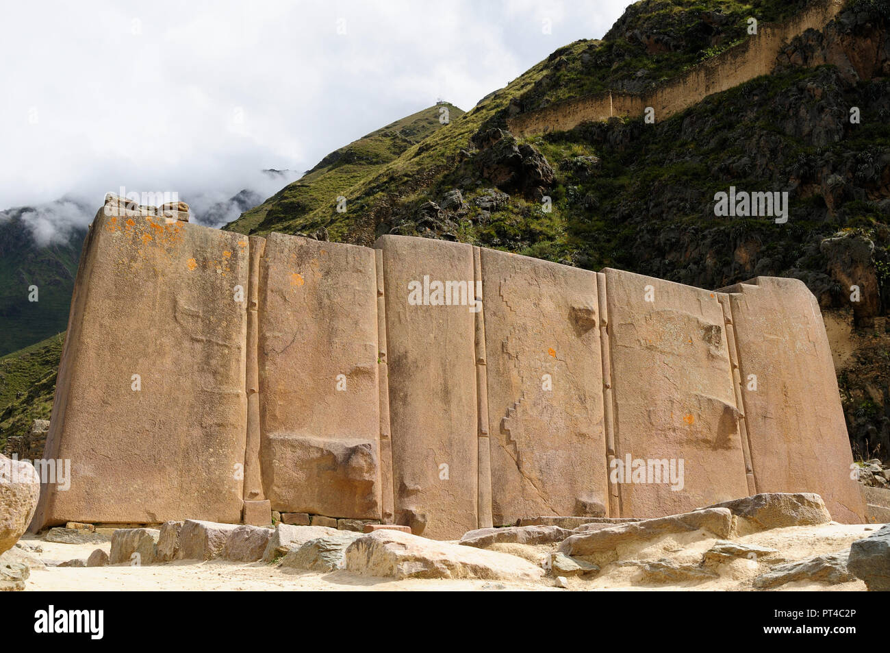 Peru, Ollantaytambo - Inka-Festung im Heiligen Tal in den peruanischen Anden. Das Bild zeigt riesigen Steinen des Tempels der Sonne Stockfoto