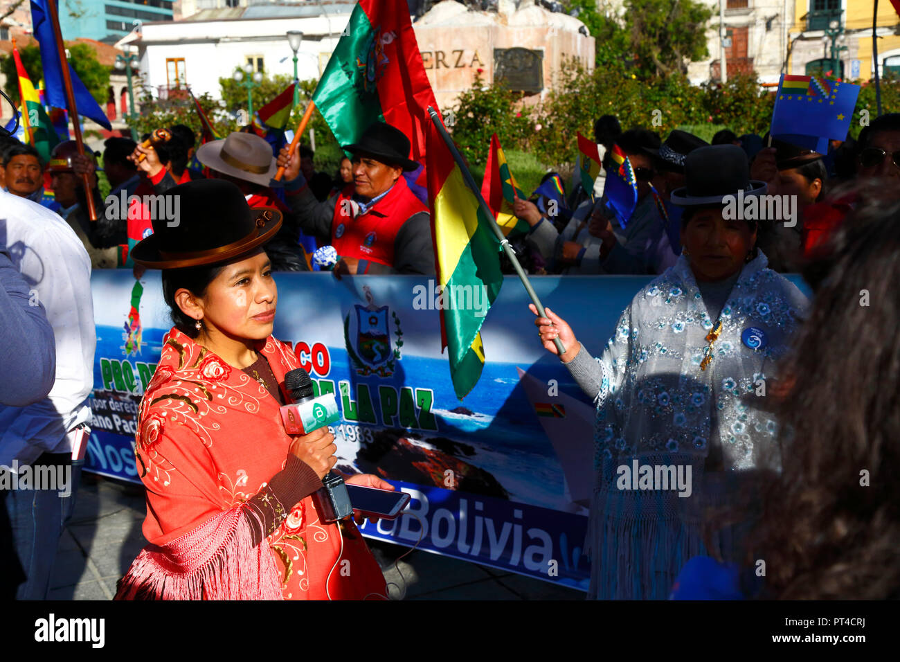 Ein Aymara-Reporter des bolivianischen Fernsehsenders bereitet sich darauf vor, über die Lesung des Urteils im Fall Bolivien gegen Chile im ICJ, Bolivien, zu berichten Stockfoto