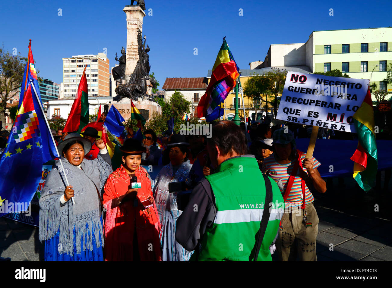 Ein Aymara Reporter für den Bolivien TV- Kanal bereitet zu berichten, bevor der Messwert der Herrschenden für die Bolivien v. Chile im Internati Stockfoto