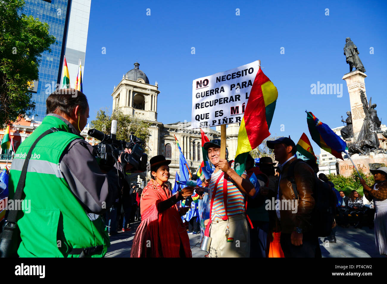 Ein Aymara Reporter für den Bolivien TV- Kanal Interviews ein Mann als El Chavo aus der Mexikanischen sitcom El Chavo del Ocho, La Paz, Bolivien gekleidet Stockfoto