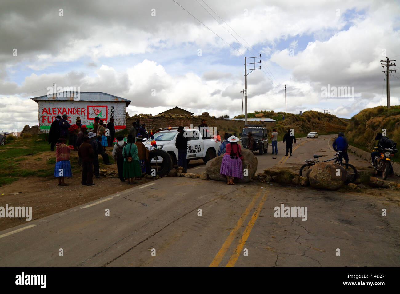 Menschen blockieren die Hauptstraße zwischen Puno und Desaguadero in Zepita in einem Protest gegen die lokalen Behörden nicht halten Versprechen, Peru Stockfoto