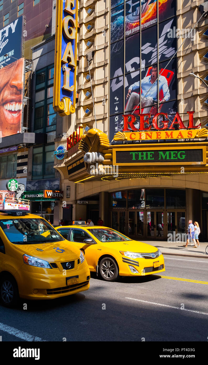 Die belebten Straßen des Times Square in Midtown Manhattan, New York, einschließlich der berühmten Yellow Cabs Stockfoto