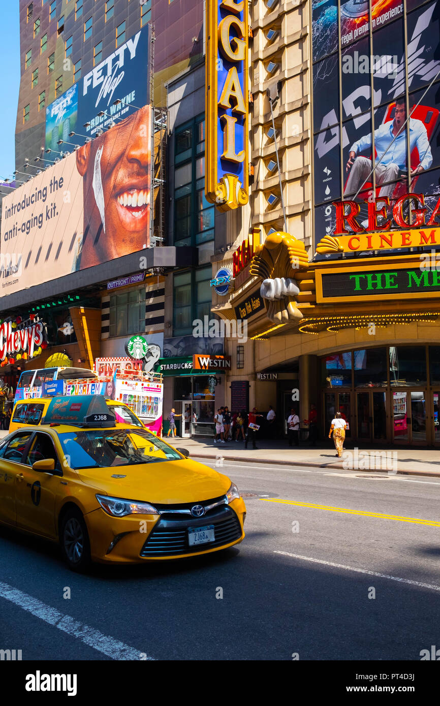 Die belebten Straßen des Times Square in Midtown Manhattan, New York, einschließlich der berühmten Yellow Cabs Stockfoto