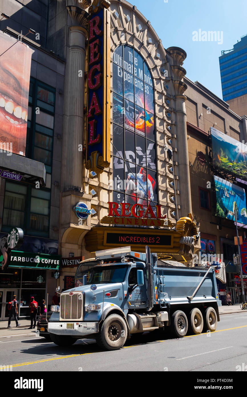 Ein riesiger Truck fährt durch die geschäftigen Straßen von Times Square in Midtown Manhattan, New York Stockfoto