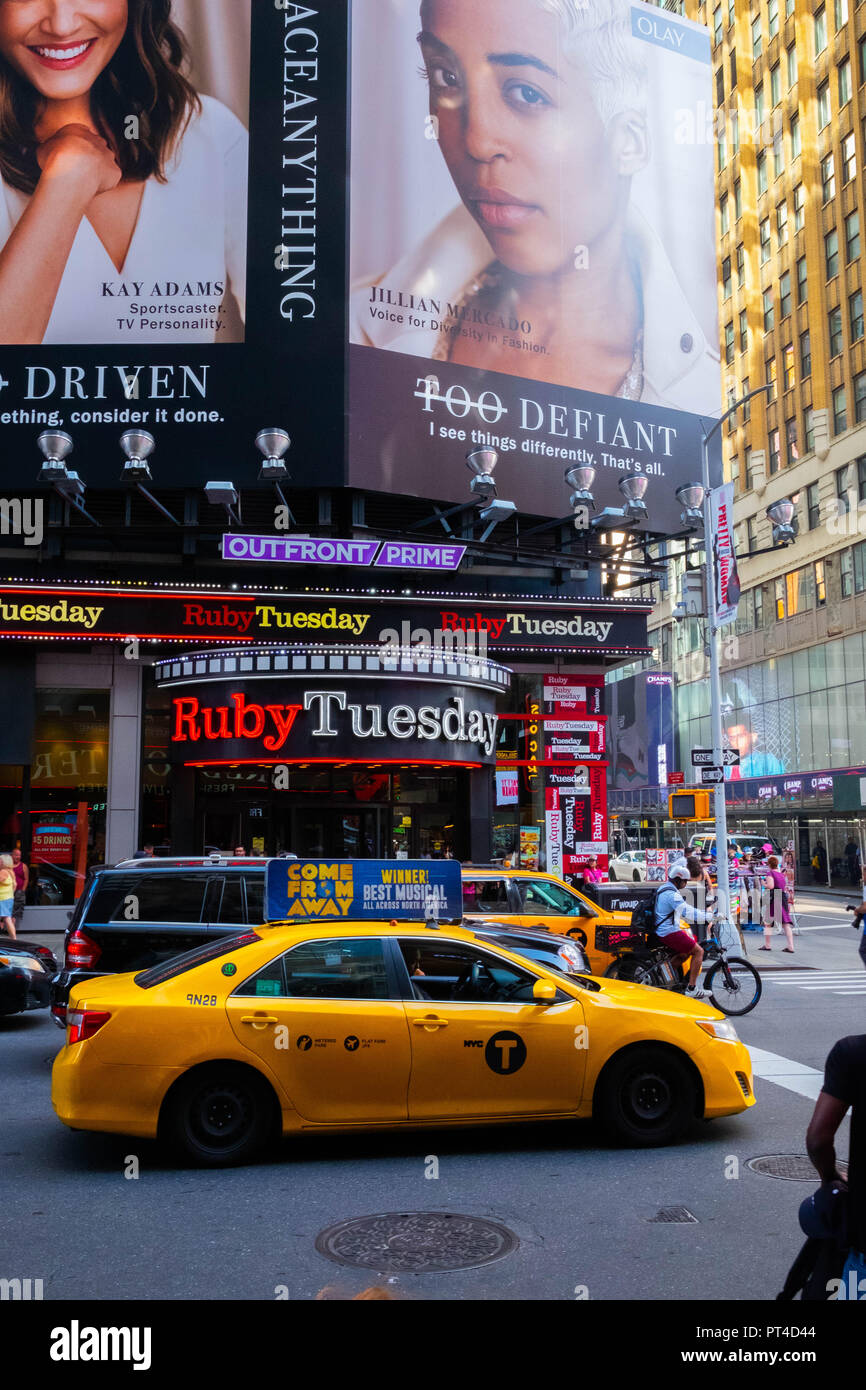 Die belebten Straßen des Times Square in Midtown Manhattan, New York, einschließlich der berühmten Yellow Cabs Stockfoto