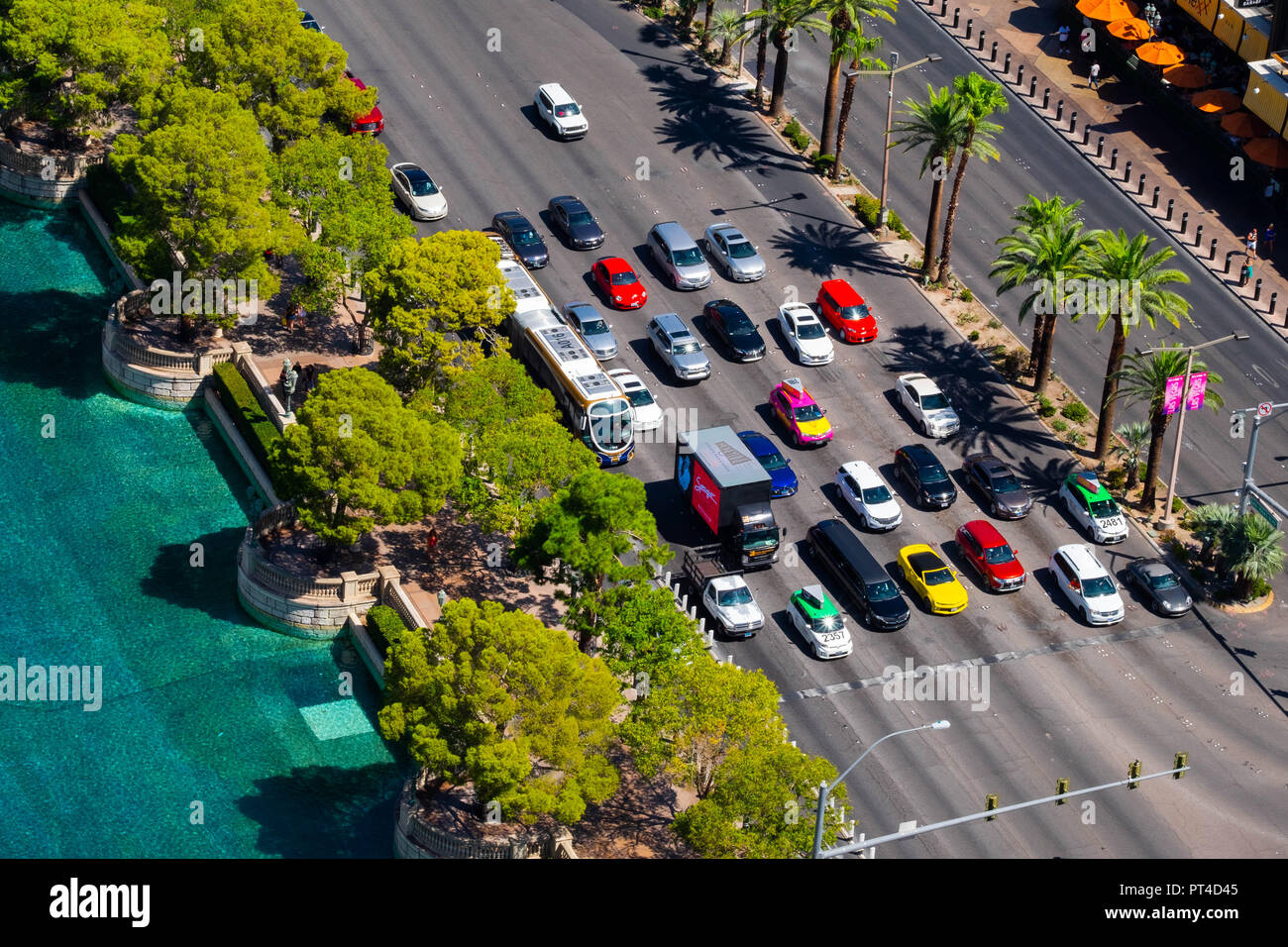Las Vegas Boulevard aka Der Strip von oben Vor dem Bellagio Hotel springbrunnenbereich und Verkehr Stockfoto