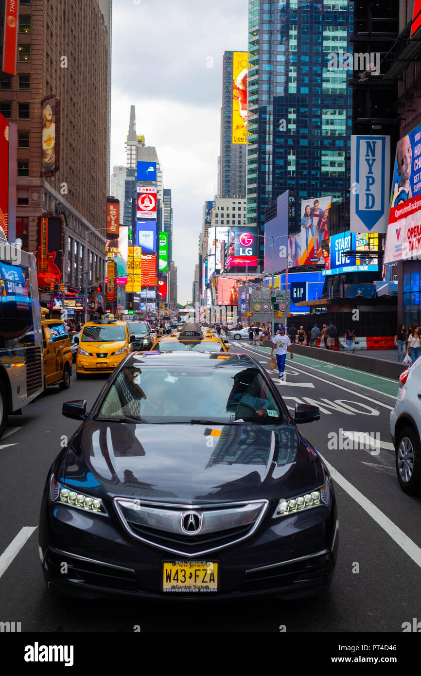 Die belebten Straßen des Times Square in Midtown Manhattan, New York, einschließlich der berühmten Yellow Cabs Stockfoto