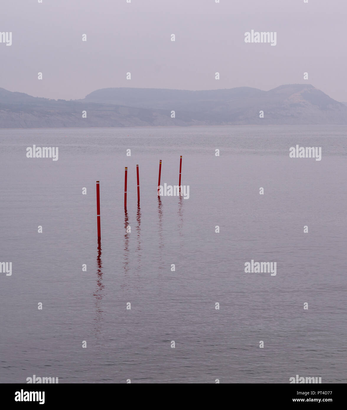 Ruhe und Gelassenheit Szene auf einem nebligen Anfang Herbst Tag in Lyme Regis, Dorset, Großbritannien Stockfoto