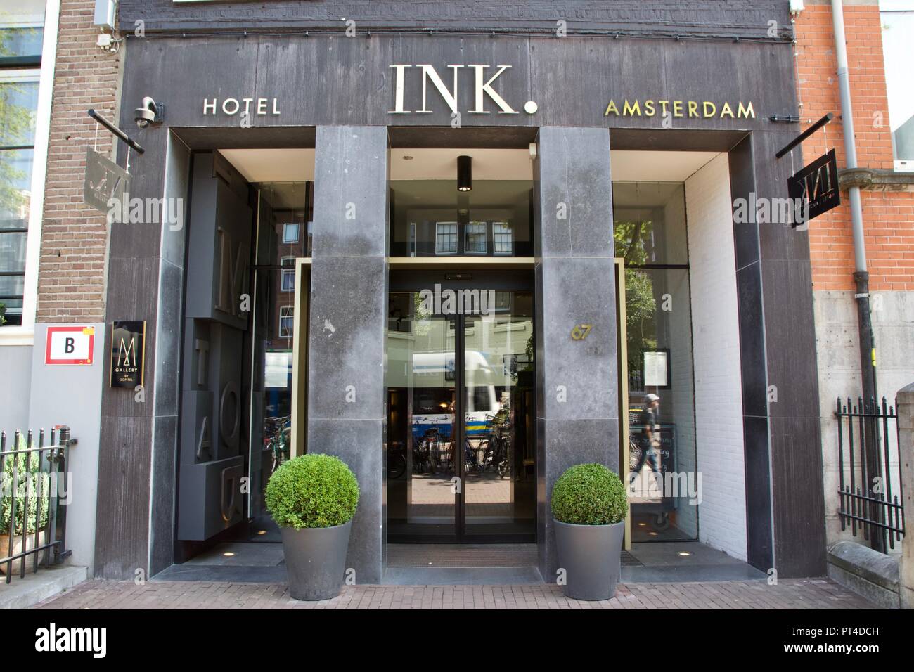 Tinte MGallery von Sofitel Hotel Amsterdam ist ein 4-Sterne Hotel mit grauer Fassade in Nieuwezijds Voorburgwal, Amsterdam Stockfoto