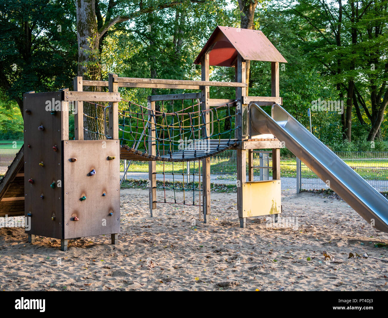 Bild von Holz- Spielplatz auf sandigem Untergrund während der Dämmerung Stockfoto