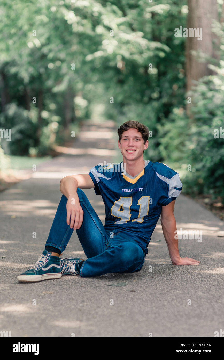 Jugendlich alter Junge mit ursächlichen Kleidung Stockfoto