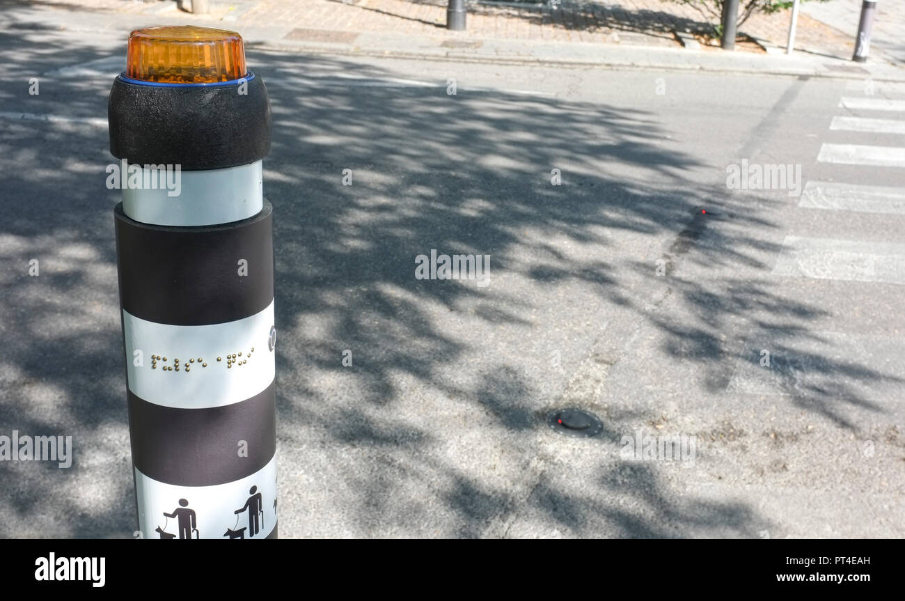 Fußgängerüberweg Verkehr Pol für blinde Menschen. Neue Beleuchtung am Boden und auditive System Stockfoto