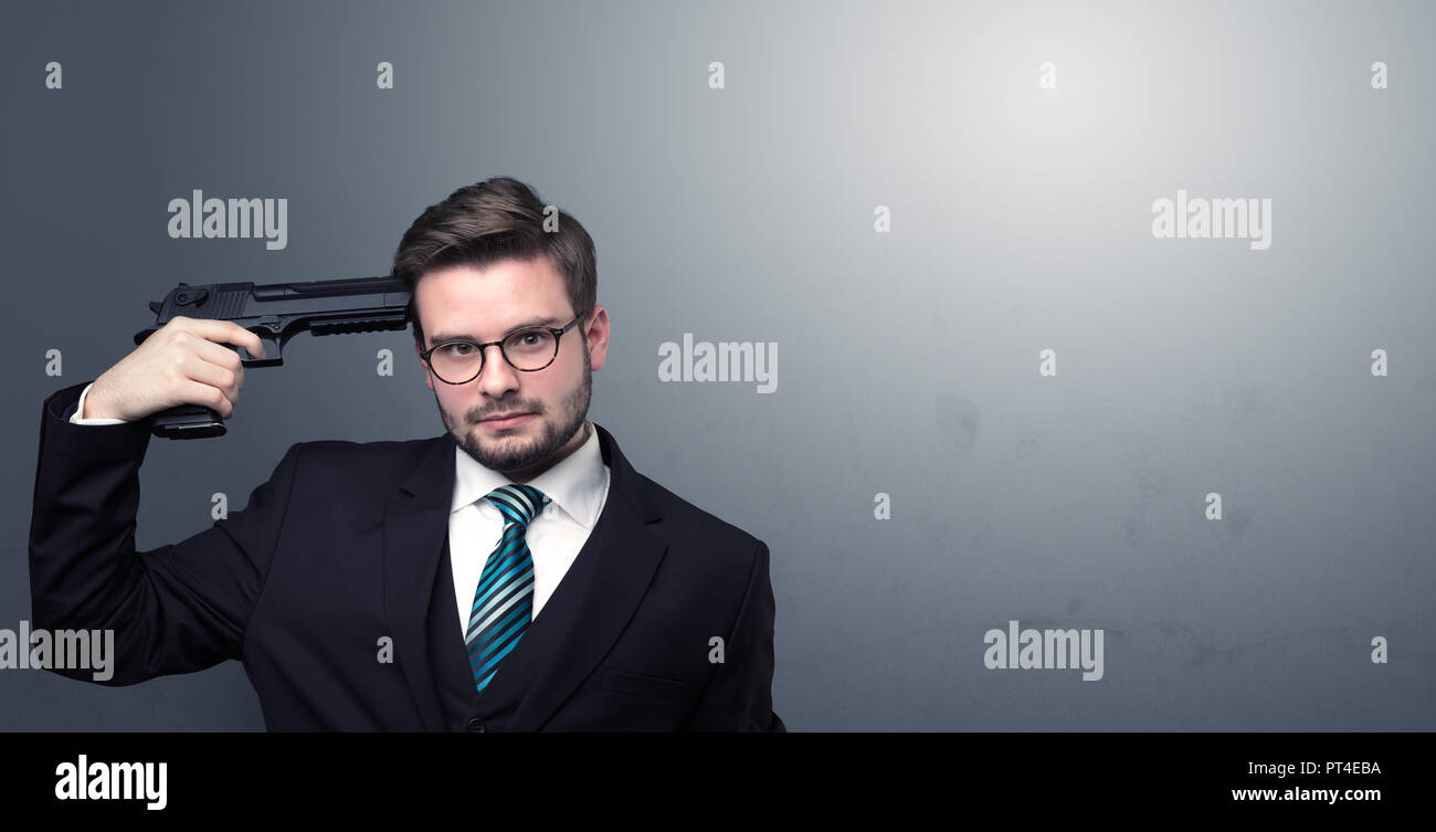 Junge verloren Geschäftsmann Mann seinen Kopf schießen mit Gewehr Stockfoto