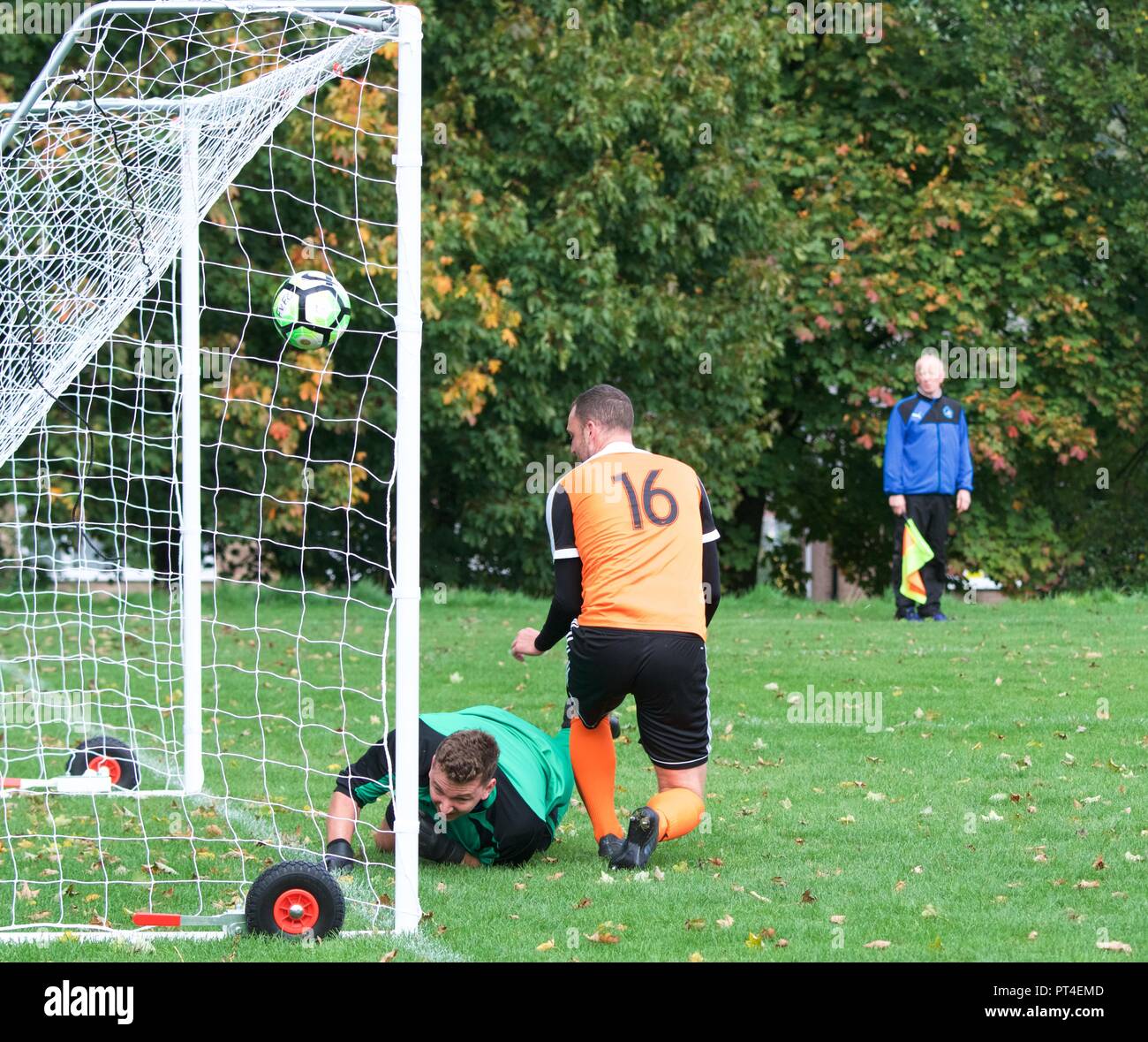 Goalmouth Aktion in einem Match zwischen Furness Vale und High Lane Stockfoto