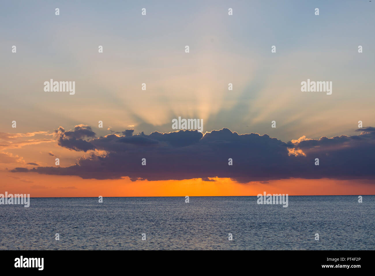 Gott Strahlen hinter Wolken bei Sonnenuntergang über dem Golf von Mexiko im Südwesten Florida Vereinigte Staaten von Amerika Stockfoto