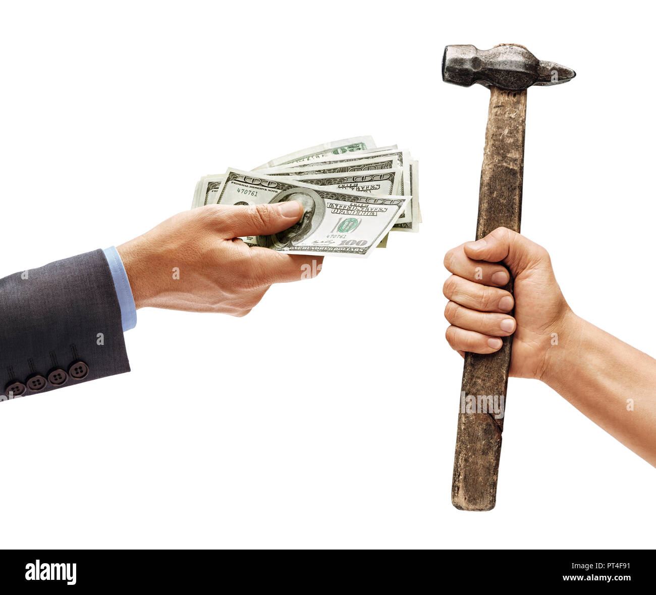Des Menschen Hand in Anzug, Bargeld und der Hand des Mann mit einem Hammer auf weißem Hintergrund. Close Up. Produkt mit hoher Auflösung Stockfoto