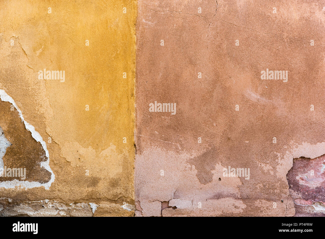 Die verwitterten Fassaden in Gelb und Beige in Nahaufnahme Stockfoto