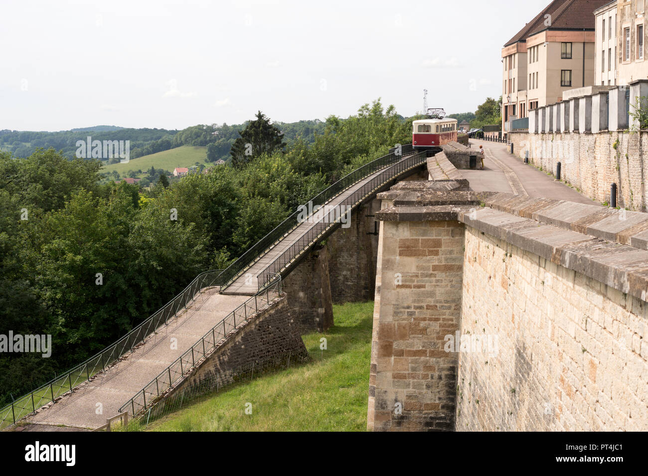 Stillgelegten Abschnitt der Zahnradbahn mit elektrischen Triebwagen, die Stadtmauern in Langres, Haute-Marne, Frankreich, Europa Stockfoto