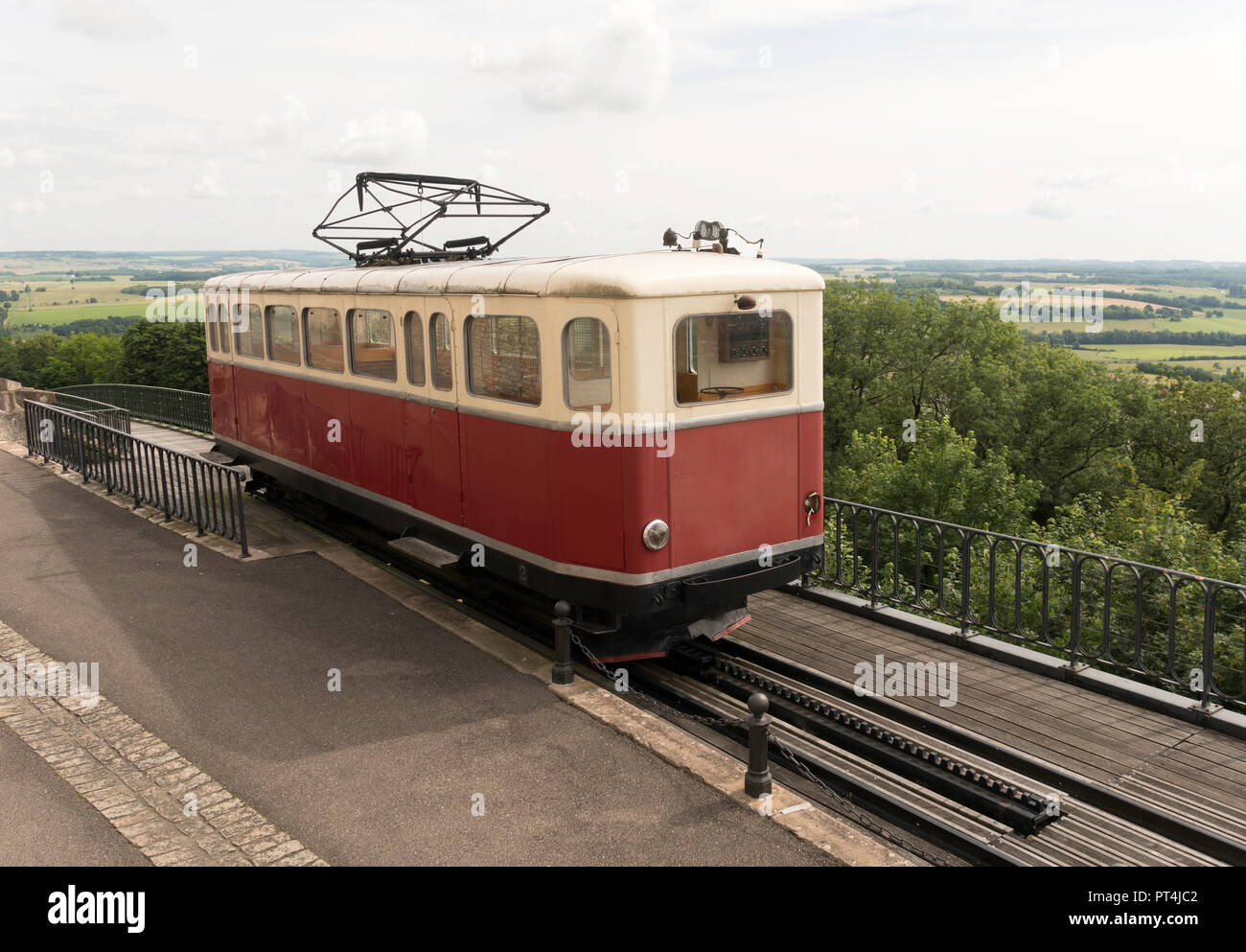 Alte ausgediente elektrische Zahnradbahn Mietwagen Langres, Haute-Marne, Frankreich, Europa Stockfoto