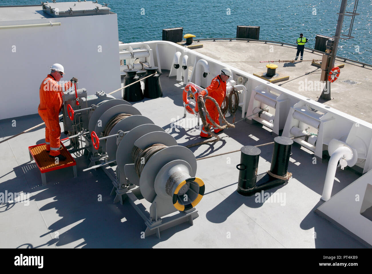 Deck Crew wiegen Anker auf dem hinteren Deck der Fähre Hamnavoe, Stromness, Orkney, Schottland Stockfoto