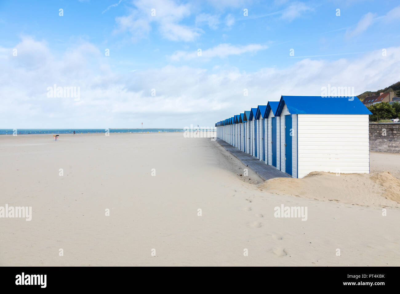Zeile mit blauen und weißen Strand Hütten von Boulogne-sur-Mer, Pas-de-Calais, Frankreich Stockfoto