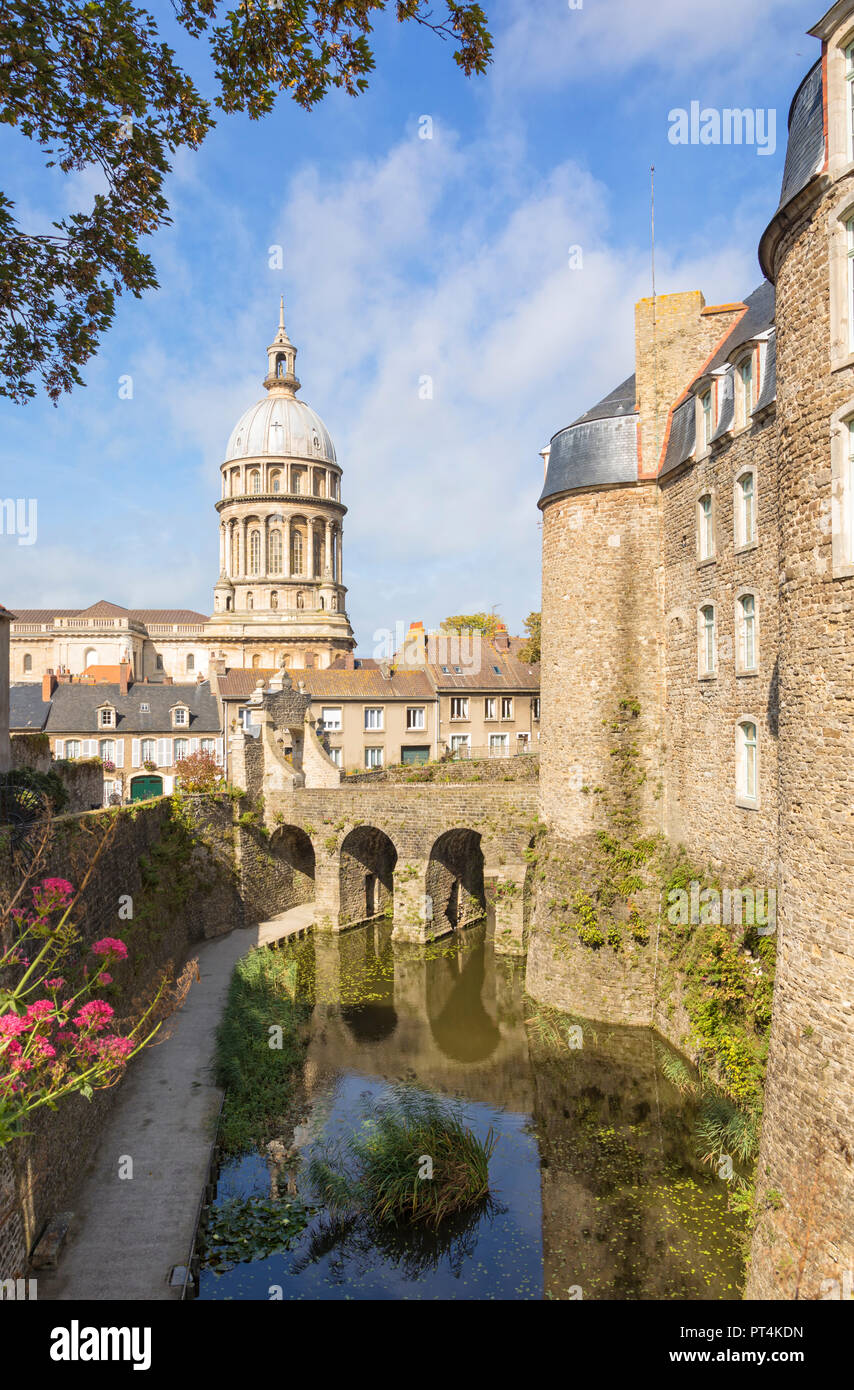 Befestigte Stadt von Boulogne-sur-Mer, Brücke zu Schloss im Vordergrund, Kuppel der Basilika im Hintergrund Stockfoto