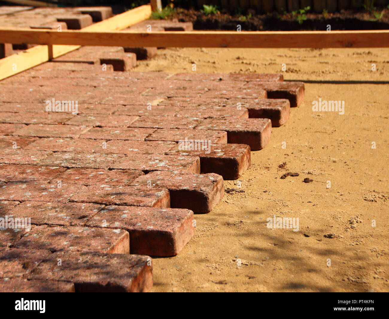 Aufbau einer Terrasse mit Rot Outdoor abgenutzten Kacheln. Home Renovierung Verbesserung. Stockfoto