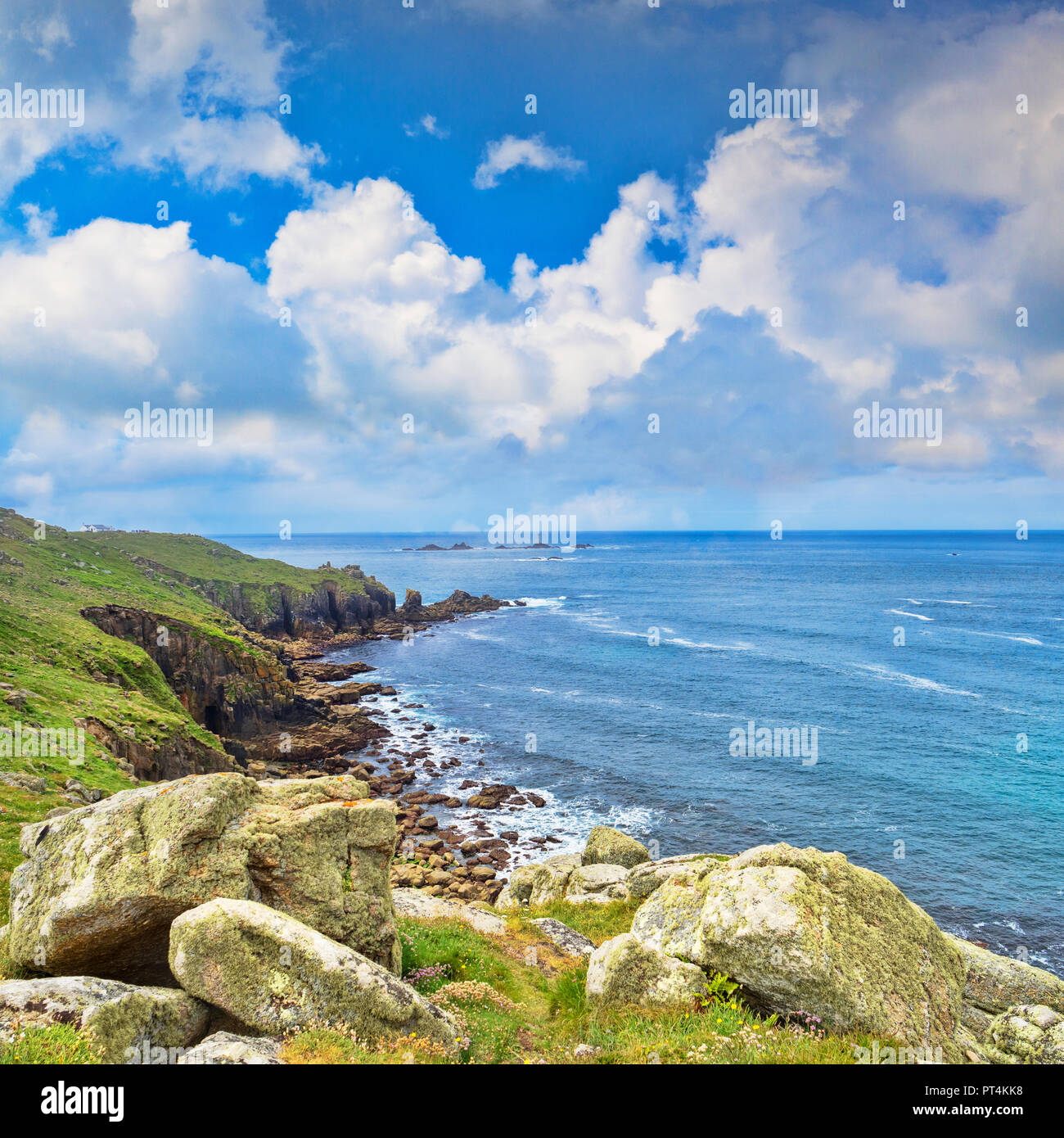 Felsige Küste bei Lands End, mit dem berühmten longships Leuchtturm auf das Meer. Stockfoto