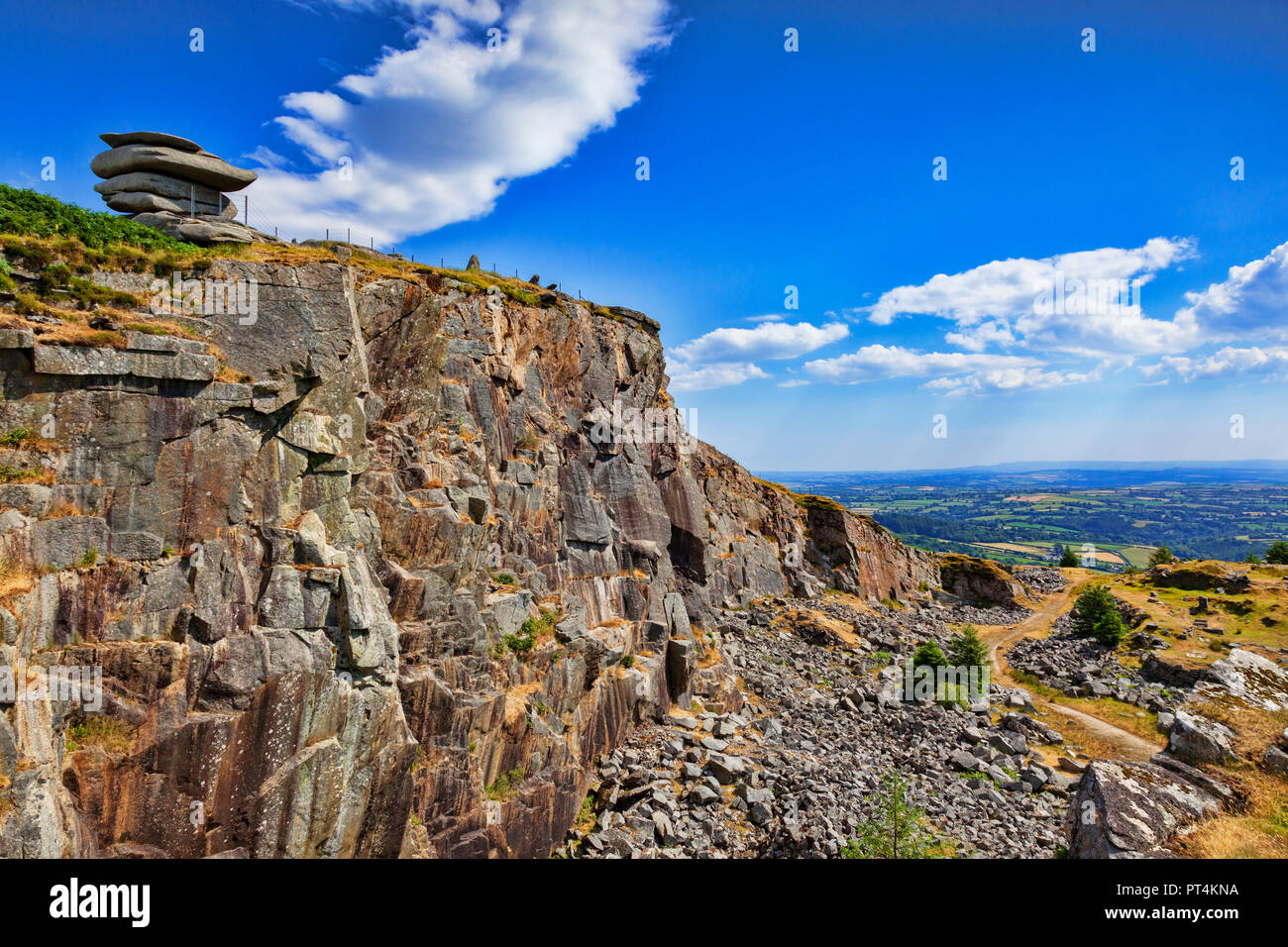 Die stillgelegten Steinbruch Cheeswring, benannt nach dem Granit Tor, die auf den oberen Rand sitzt, Bodmin Moor, Cornwall, Großbritannien Stockfoto