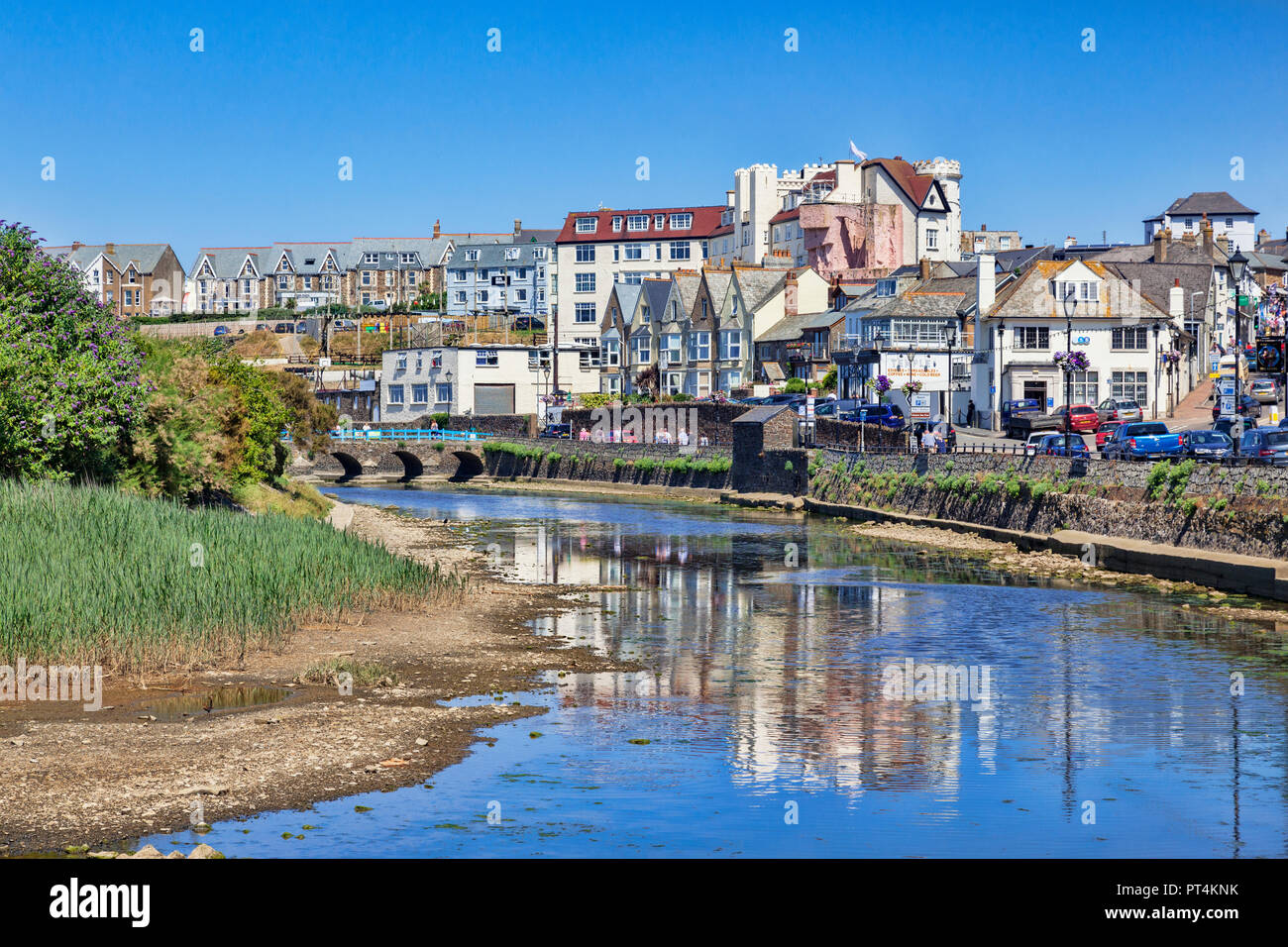 Vom 6. Juli 2018: Bude, Cornwall, Großbritannien - Häuser und Geschäfte in der Stadt am Meer, in den Fluss Neet wider, an einem heißen Sommertag. Stockfoto