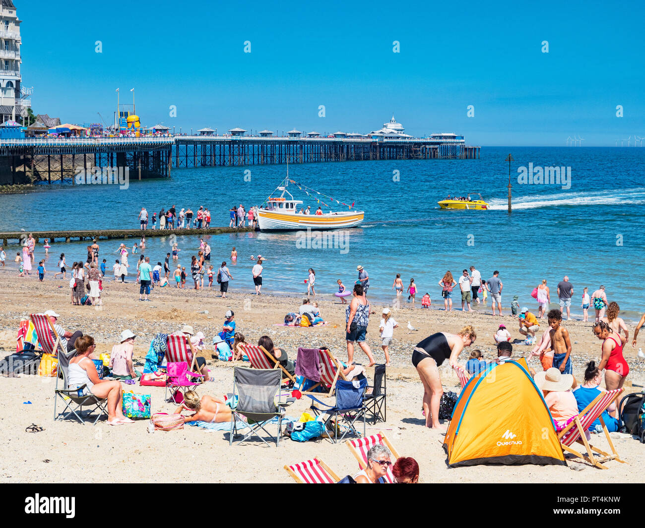 26. Juli 2018: Llandudno, Conwy, Großbritannien-Urlauber throng der Strand und Pier an einem der heißesten Tage des Jahres, mit strahlendem Sonnenschein und klare... Stockfoto