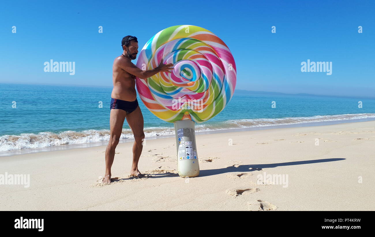 Mann mit Floater auf der Alentejo Küste in Comporta, Portugal Stockfoto
