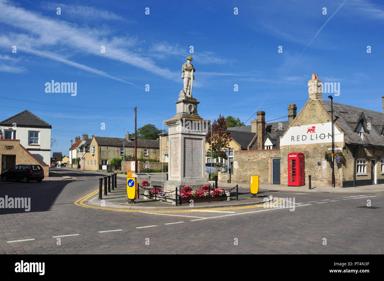 Kriegerdenkmal, Red Lion Square, (Kreuzung der High Street und Clay Street), Soham, Cambridgeshire, England, Großbritannien Stockfoto