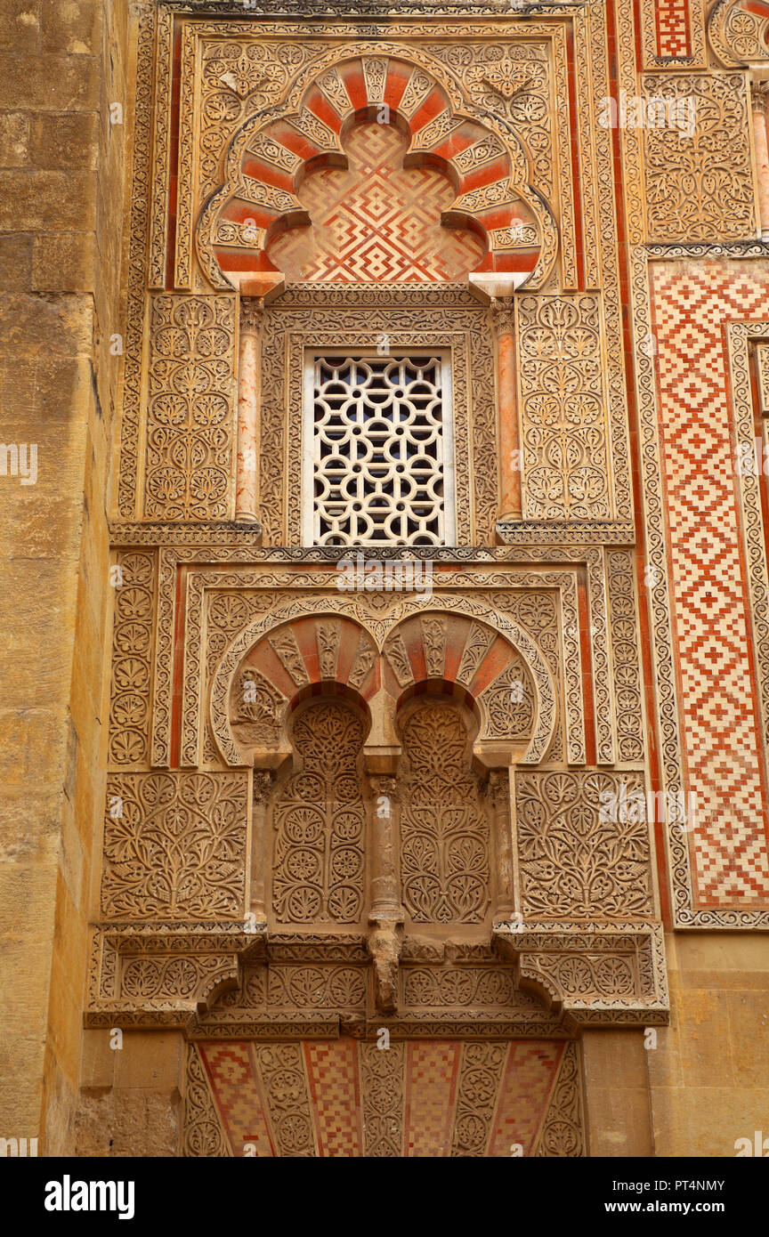 Spanien, Andalusien, Cordoba. Äußere Fassade der Kathedrale Mezquita (ehemalige Große Moschee) Arabesque details. UNESCO-Weltkulturerbe. Stockfoto