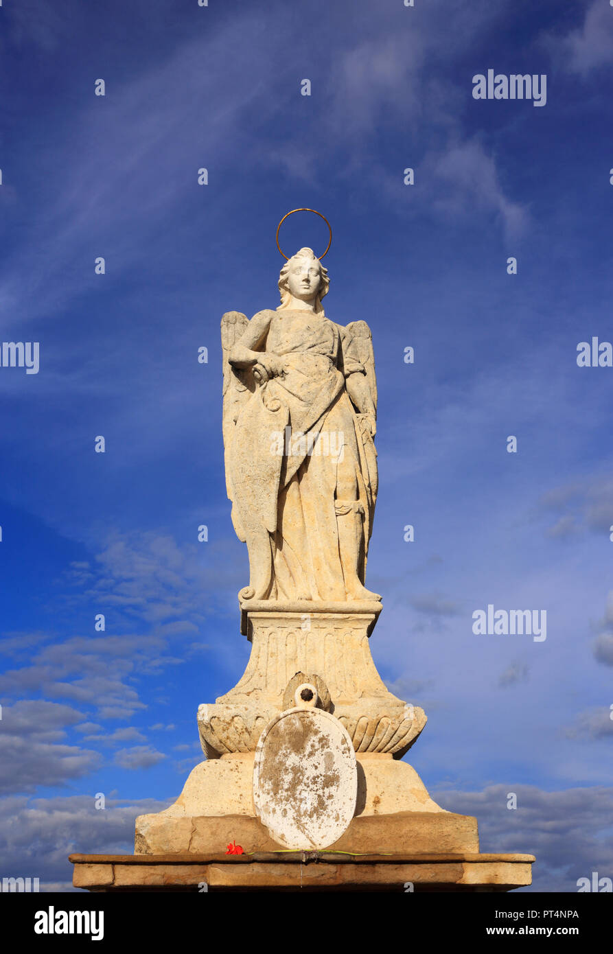 Historische Statue des Erzengels Raphael, Schutzpatron von Cordoba. Es liegt an der Römischen Brücke überspannt den Fluss Gaudalquivir. UNESCO-Welterbe Stockfoto