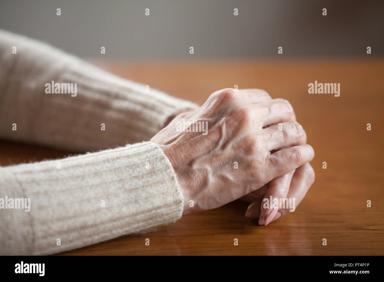 Nahaufnahme der reifen alten weiblichen Person faltigen Hände mit Adern am  Tisch, im mittleren Alter ältere ältere Frau mit verschränkten Armen beten  als Konzept Stockfotografie - Alamy