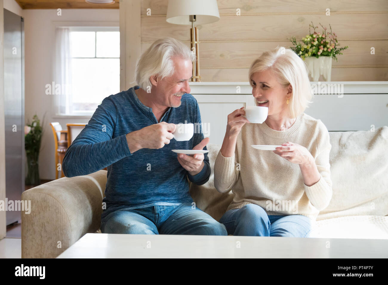 Gerne älteres Paar sprechen Spaß genießen Kaffee zu Hause Stockfoto