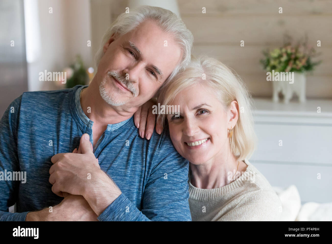 Gerne zärtlich reifer Mann und Frau umarmt am Cam suchen Stockfoto